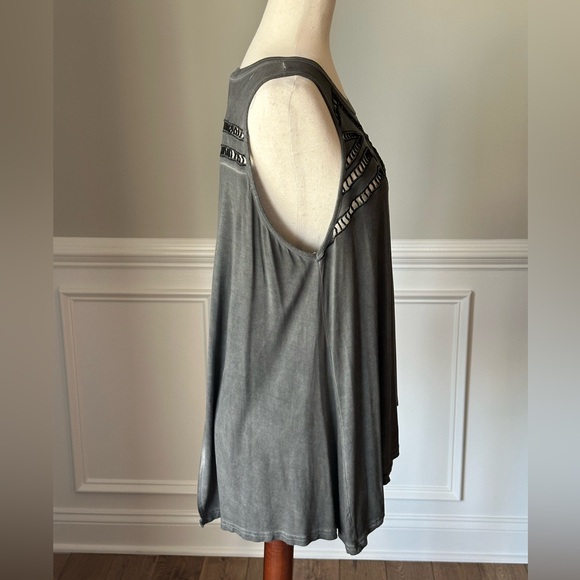 POL Sleeveless Cutout Detail Split Back Top size Small - Picture 3 of 11